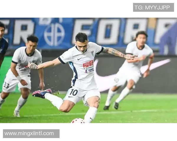 中超焦点战广州队迎战河南队全力争胜展现球队实力与斗志 中超焦点战广州队迎战河南队全力争胜展现球队实力与斗志